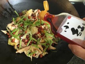 8.将蒜泥、熟花生米、芹菜放入,倒入红油；