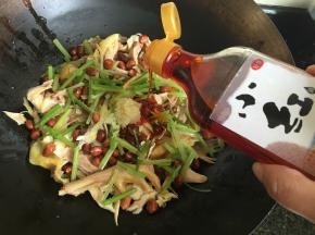 8.将蒜泥、熟花生米、芹菜放入,倒入红油；