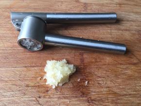 6.用压蒜器将蒜瓣压成蒜泥，没有压蒜器就用刀剁成末；