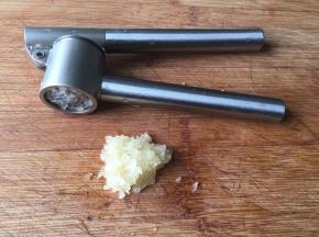 6.用压蒜器将蒜瓣压成蒜泥，没有压蒜器就用刀剁成末；