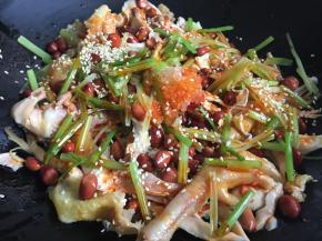 9.根据口味加入适量盐，放入白芝麻拌均匀即可，芹菜叶用来装饰一下；