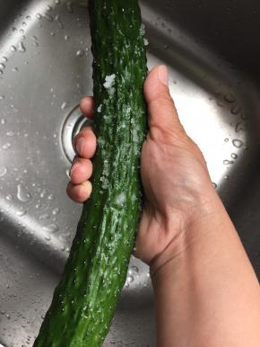 1.用食盐搓洗黄瓜表面，这样既干净又把表皮的小刺去掉了；