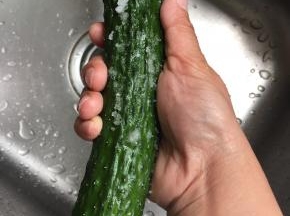 1.用食盐搓洗黄瓜表面，这样既干净又把表皮的小刺去掉了；