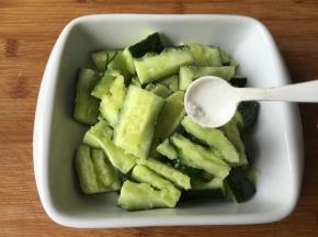 4.放入少许盐抓匀腌制一下；