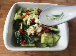 6.放进黄瓜中，加入2勺醋;