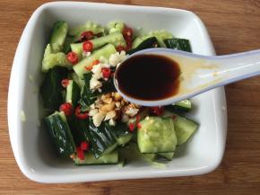 7.加入2勺生抽；