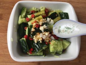 8.加入1勺白糖；