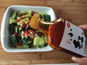 9.倒入仲景香辣小红油，拌均匀即可；