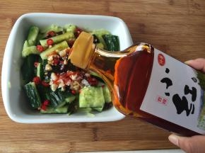 9.倒入仲景香辣小红油，拌均匀即可；