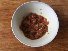 1.瘦肉切成末，放入醋、料酒、生抽腌制半小时；