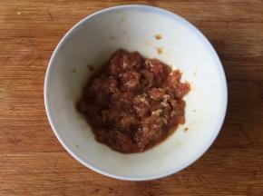 1.瘦肉切成末，放入醋、料酒、生抽腌制半小时；