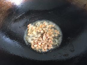 3.锅内倒入适量玉米油加热后倒入瘦肉翻炒至6、7成熟；