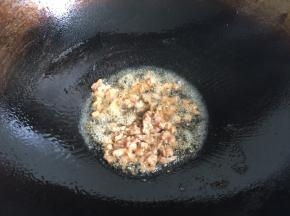 3.锅内倒入适量玉米油加热后倒入瘦肉翻炒至6、7成熟；