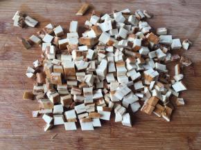 2.香干切小块；