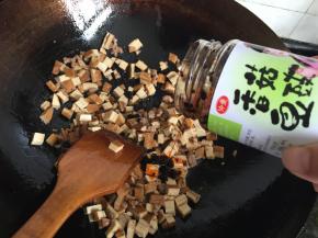 5.倒入仲景香菇豆豉翻炒一会入味即可出锅；