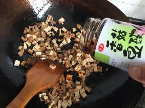 5.倒入仲景香菇豆豉翻炒一会入味即可出锅；