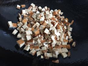 4.倒入香干翻炒熟；