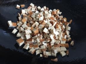 4.倒入香干翻炒熟；