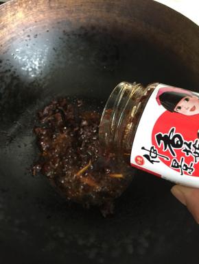 5.倒入香菇酱煸炒几下;