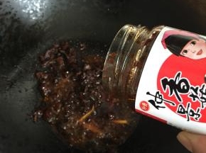 5.倒入香菇酱煸炒几下;
