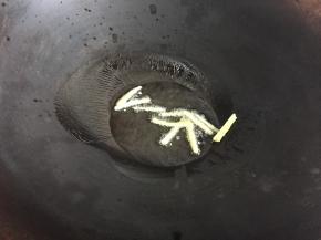 4.锅内倒入玉米油加热后放入8g生姜丝煸炒出香味;