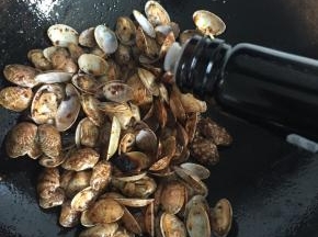 7.倒入生抽翻炒均匀后即可出锅，撒上葱花；