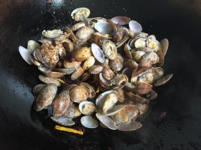 6.倒入焯好的花蛤翻炒一会儿，大约半分钟；