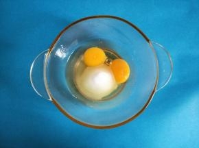 2个鸡蛋加入40克细砂糖。