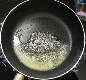 剩余的12克黄油加热成棕黄色。