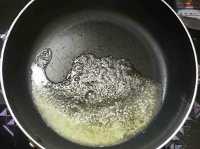 剩余的12克黄油加热成棕黄色。
