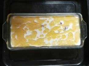 将沥好的黄油均匀的浇在面糊上。