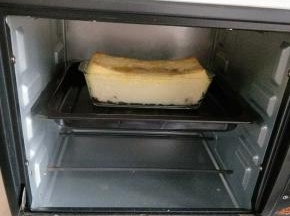 使用法焙客玻璃磅蛋糕模具的好处是随时可以看到烘烤中的变化。因为模具内部抹了黄油，烘烤时一直会听到滋滋声并看到模具内壁在冒泡泡，很有趣！这是烤了20分钟的样子。