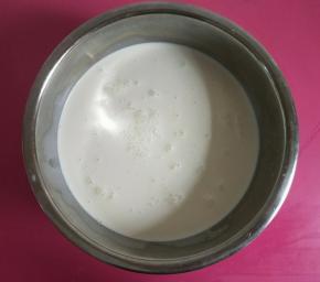 淡奶油和纯牛奶混合均匀。