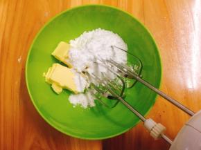 黄油软化后加入糖粉，手动将糖粉和黄油拌均匀，再用中速打至蓬发，颜色变白