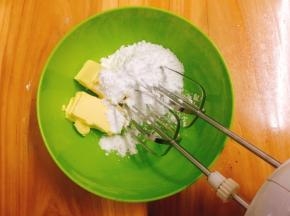 黄油软化后加入糖粉，手动将糖粉和黄油拌均匀，再用中速打至蓬发，颜色变白