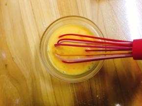 鸡蛋用打蛋器打散