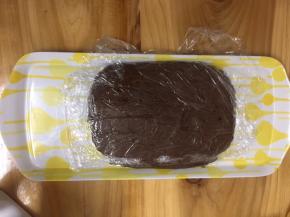 将弄好的长方形面团放到方盘上，放入冰箱冷冻20分钟