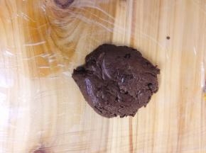 取一张保鲜膜平铺在桌面，将混合好的面糊放在保鲜膜上