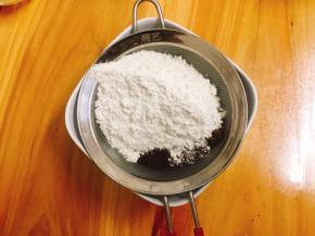 将低筋面粉、可可粉、泡打粉混合均匀，过筛备用