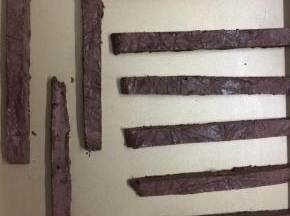 面团变硬后，切成大小均匀的长条，摆放上烤盘，中间留些空隙，烤箱预热上下火170度，上层烤15分钟，再移至中层烤10分钟即可