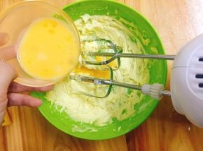 蛋液分次少量加入黄油中，迅速搅打至蛋液和黄油完全融合，加入下一次蛋液，搅拌好的呈乳膏状