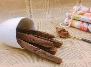 早餐来一根巧克力脆棒酥脆，配一杯牛奶或咖啡，完美搭配