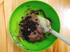 加入巧克力豆拌均匀