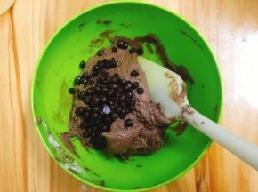 加入巧克力豆拌均匀