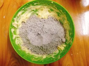 将过筛的粉倒入黄油中用硅胶刮刀搅拌完全融合