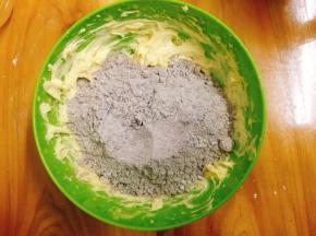 将过筛的粉倒入黄油中用硅胶刮刀搅拌完全融合