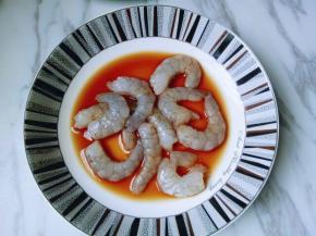 鲜虾剥皮，用料酒生抽腌制10分钟。