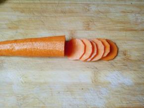 洗干净后切薄片，不要切太厚。