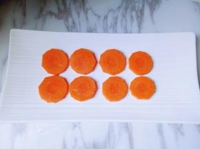 摆放在盘子里。