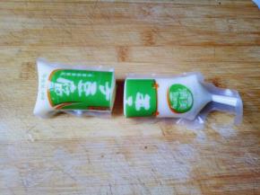 取一条玉子豆腐，从中间切开，切记不要从顶端切开呦。一定从中间切。